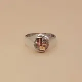Anillo tipo sello en plata 925 con aplique de cruz en oro 9k.