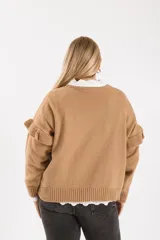 Sweater de punto color beige con dos estrellas de strass y volados en las mangas.