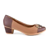 Zapato de cuero negro con taco bajo y hebilla dorada.