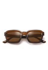 Lentes de sol Eco Shades modelo Romano con montura cuadrada azul traslúcido y lentes grises. Fabricados con acetato biodegradable y lentes de PMMA reciclado.
