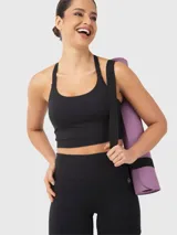 Top deportivo negro con breteles finos y espalda cruzada.