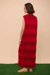 Vestido largo rojo con textura de ondas horizontales y cuello redondo. Sin mangas y de corte recto.