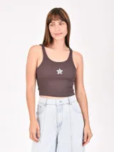 Musculosa corta marrón de morley con breteles finos y estampado de una estrella blanca en el centro.