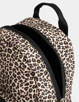 Mochila negra de tela deportiva con bolsillo frontal con cierre, correas regulables, manija superior, cierre superior y tag de goma.