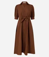 Vestido midi marrón con cuello camisero, mangas cortas abullonadas y lazo en la cintura.