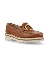 Mocasín de cuero color marrón con detalle de hebilla dorada y suela track.