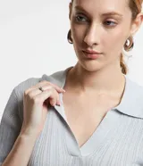 Blusa de viscosa color verde claro, con cuello polo, mangas cortas, textura acanalada e hilo metalizado.