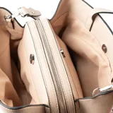 Cartera tipo tote de símil cuero color taupe, con doble asa corta y correa larga regulable con estampado de letras multicolor. Tiene cierre principal con botón imantado y solapa con logo XL grabado.