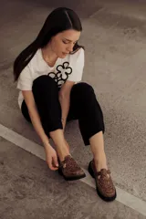 Zuecos de cuero con estampado snake, hebilla lateral metálica, puntera cuadrada y base robusta.