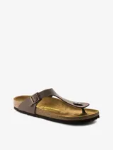 Sandalias Birkenstock modelo Gizeh, color marrón topo, con tira delantera ajustable con hebilla metálica color cobre y plantilla anatómica de corcho y látex.