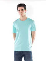Remera celeste de algodón con cuello redondo y logo CK bordado en el pecho.