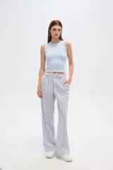 Top sin mangas color salmón, ajustado al cuerpo y con cuello a la base.