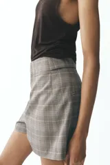 Bermudas de tiro alto con estampado de cuadros grises y blancos.