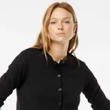 Chaqueta de punto fino negra con cuello redondo y cierre frontal con botones.