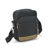 Morral bandolera negro de tela tafeta con detalles en símil cuero color beige. Tiene correa de galón regulable, cierre superior, dos bolsillos frontales con cierre y bolsillos internos.