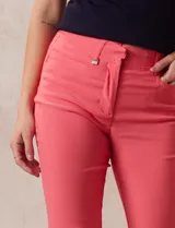 Pantalón de gabardina elastizada color coral, marca Tahari. Corte slim, pretina con pasadores, cierre y broche interno. Delantera y trasera con bolsillos.