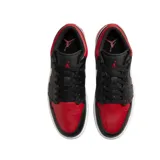 Zapatillas urbanas Air Jordan 1 Low, color negro, blanco y rojo. Confeccionadas en cuero, con logo de Nike en rojo y suela blanca.