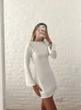 Minivestido blanco de manga larga acampanada, con cinturón marrón de cuero con apliques metálicos.
