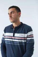 Remera cuello polo de manga larga color beige con rayas horizontales en verde, azul y blanco.