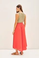 Falda midi negra con tajo lateral, breteles finos y escote en V con encaje.