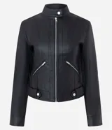 Campera de cuero sintético (PU) color negro, con cuello alto y cierre frontal de cremallera. Presenta bolsillos laterales con cierre, recortes pespuntados decorativos y botón a presión en el cuello. Marca Blue Steel.