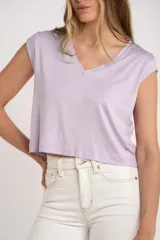 Remera blanca de viscosa con cuello en V y corte al cuerpo.