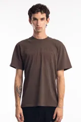 Remera unisex color marrón con cuello redondo y estampado frontal con el texto "Seventy Water" y dibujos de un pez, una estrella, una cruz y un caballo.