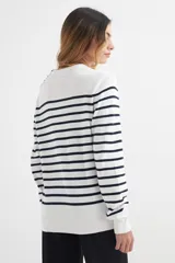 Sweater de algodón color blanco con rayas horizontales azul marino y botones decorativos en el hombro.