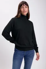 Polera negra de cuello alto y manga larga, confeccionada en tejido de punto.