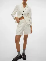 Short de tiro alto color blanco, estilo sastrero, con bolsillos laterales funcionales.