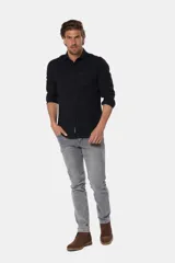 Pantalón de jean negro de corte skinny con tiro medio.