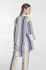 Camisa de mangas 3/4 con estampado de rayas verticales en tonos azul, verde, lila y beige.