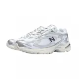 Championes New Balance modelo ML725CG, color blanco con detalles en plateado y logo "N" en negro.