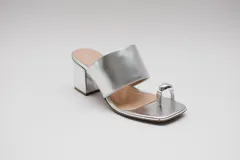 Sandalias negras con taco cuadrado y tira ancha sobre el empeine. Presentan una tira fina que separa el dedo gordo del resto y un aplique metálico plateado.