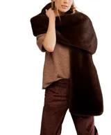 Bufanda de pelo sintético color beige claro, con forro interior satinado.