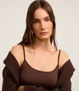 Musculosa blanca de poliamida con breteles finos y escote redondo.