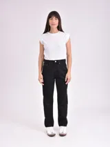 Pantalón de jean negro de corte recto, tiro alto y cinco bolsillos.