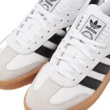 Championes Adidas Samba XLG de cuero blanco con detalles en negro y marrón.