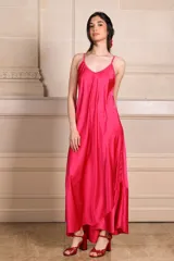 Vestido largo de tirantes finos color fucsia.