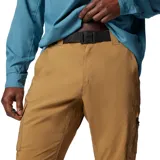 Pantalón de senderismo color marrón claro, con tecnología Omni-Shade™ Broad Spectrum UPF 50 y Omni-Wick™. Cuenta con cintura elástica, cinturón integrado, bolsillos laterales, bolsillo de seguridad con cremallera, bolsillos cargo y traseros con cierre de gancho y bucle.