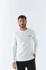 Remera blanca de manga larga con logo estampado en el pecho.
