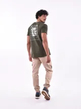 Remera verde militar de corte regular con estampado de flor celeste en el pecho.