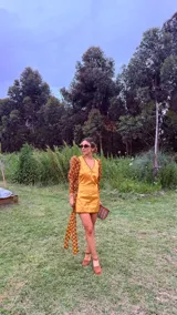 Bolso tipo bandolera, tejido en cuero color bordó, amarillo y blanco.