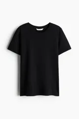 Remera negra de algodón con cuello redondo.