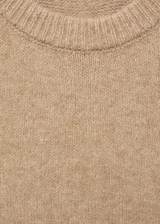 Vestido largo de punto color beige, con cuello redondo y mangas largas.