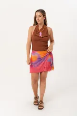 Minifalda multicolor con estampado abstracto en tonos rosa, naranja y violeta, con nudo lateral.