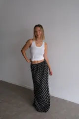 Pollera larga de fibrana color bordó con estampado de lunares blancos.