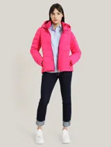 Campera puffer Tommy Hilfiger color fucsia, con capucha, cierre de cremallera, bolsillos laterales con cremallera y logo bordado en el brazo.