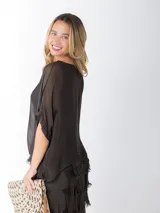 Vestido marrón de seda italiana, dos piezas: top de calce amplio y falda midi con volados. Incluye forro de algodón elastizado.