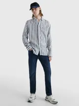 Pantalón de jean Tommy Hilfiger modelo Bleecker, corte slim, color azul oscuro. Confeccionado en tejido denim Power Stretch de mezcla de algodón, con efecto desteñido en las rodillas, estilo de cinco bolsillos y logo bordado en el bolsillo trasero.